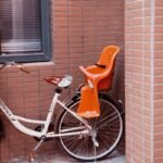 Kinderzitje voor of achter?